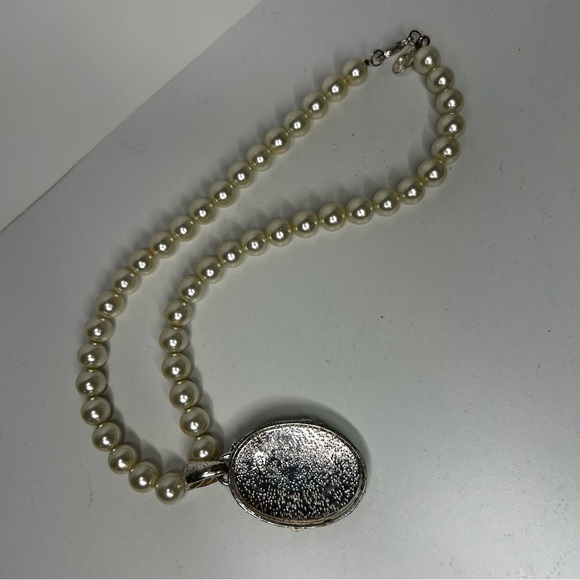 Elegant George Pearl Necklace with Silver Pendant - Picture 3 of 4